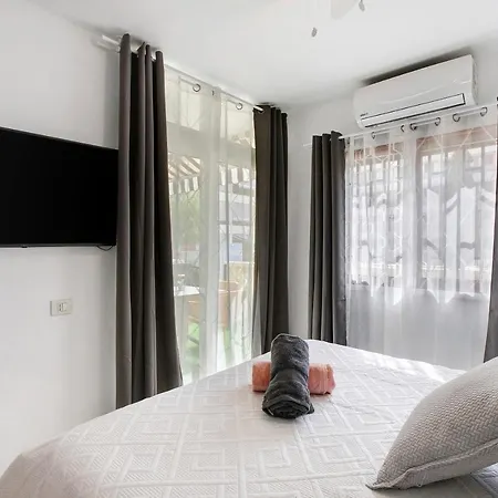 Fayser 108 Beachfront With Pool Сasa de vacaciones